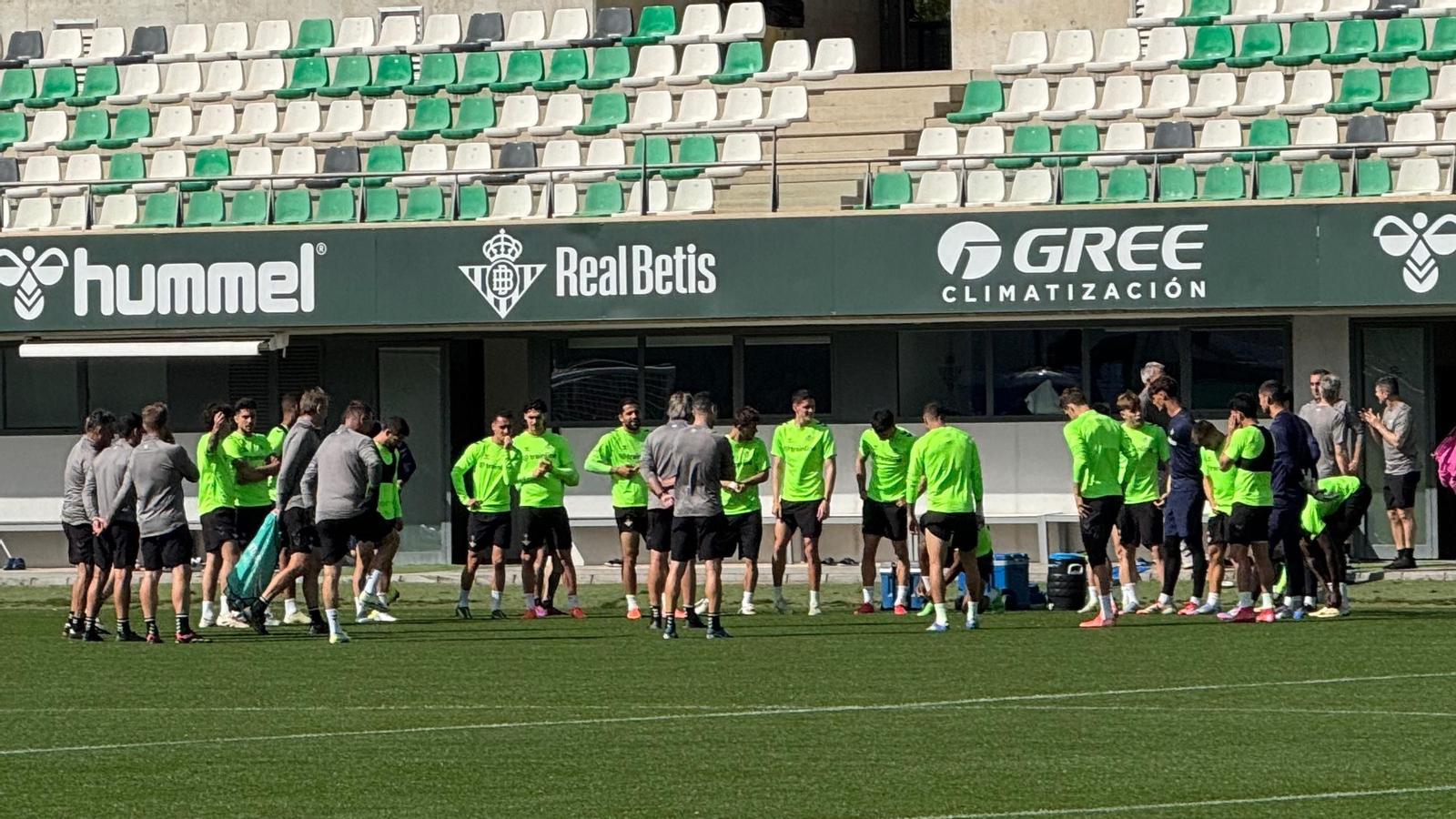 La plantilla entrena antes del duelo europeo La plantilla entrena antes del duelo europeo