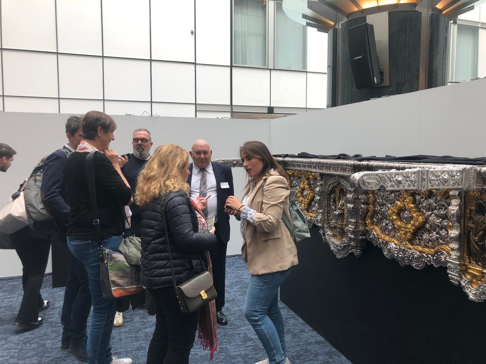 La restauradora Ester Soler explica a los miembros de un estudio de arquitectura especialista en restauraciones de edificios religiosos.