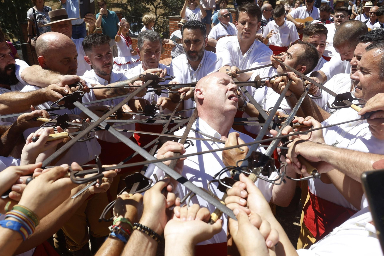 Sacrificio simbólico del maestre de la Danza de las Espadas.