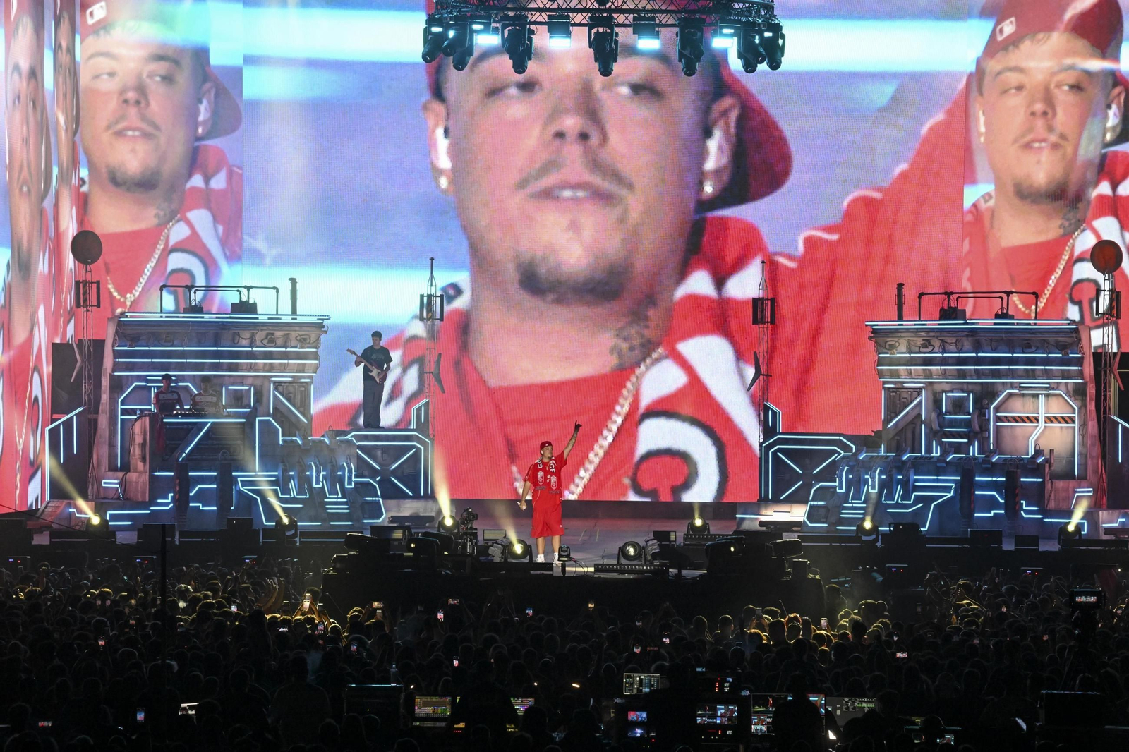 Concierto de Saiko en Granada con la bandera del Granada CF