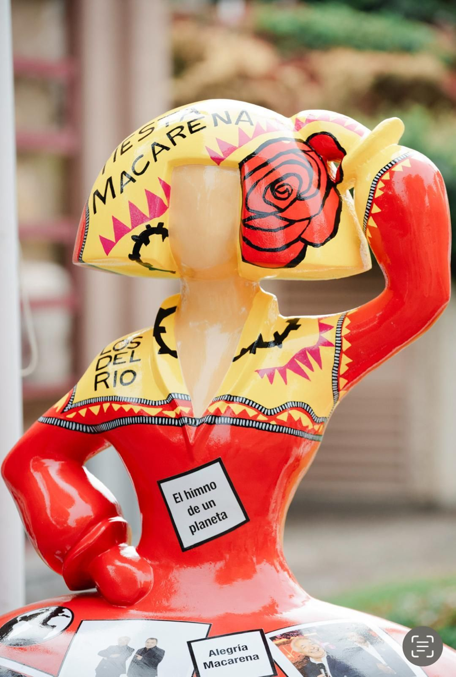 Menina gigante dedicada a Los del Río