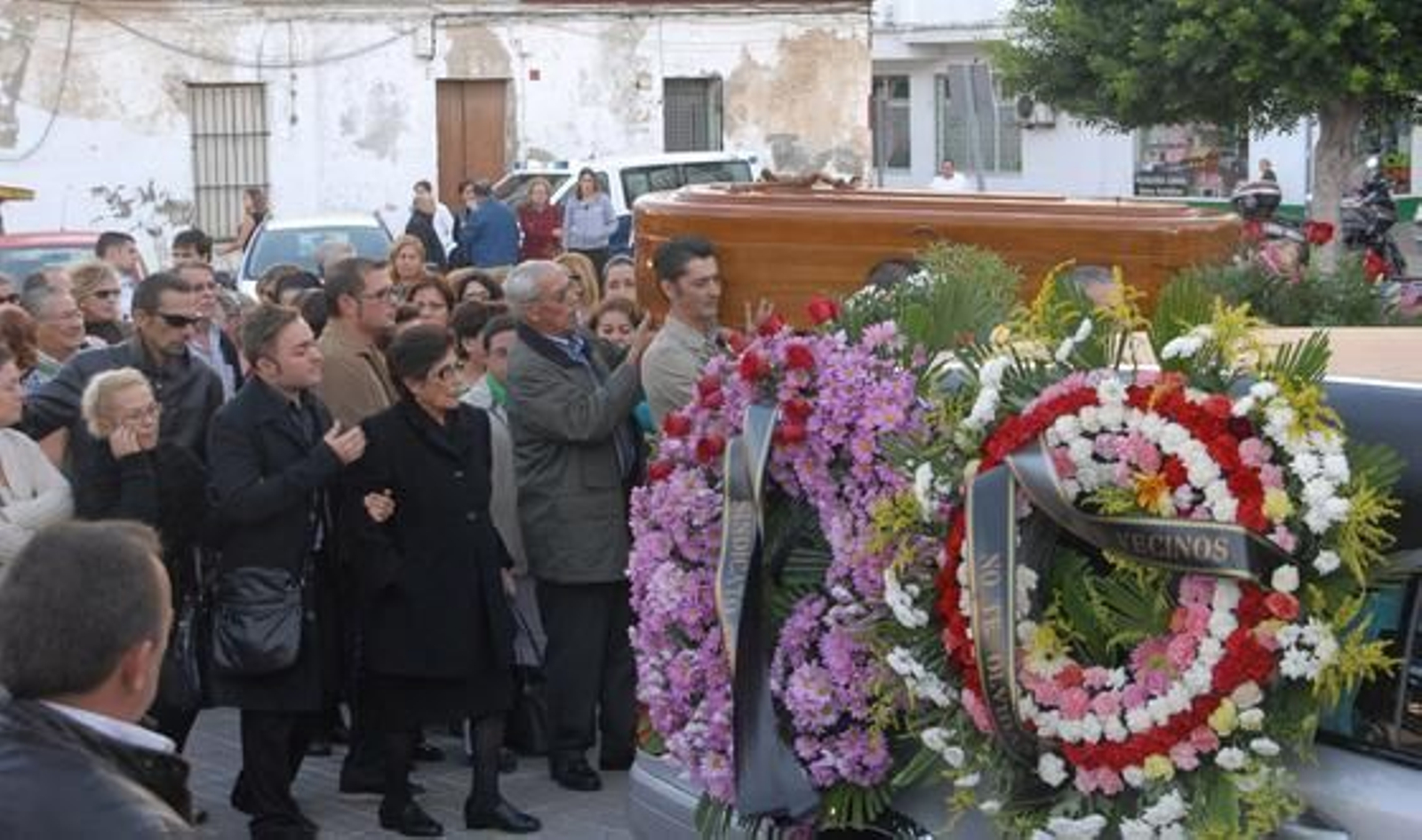 Amigos y familiares dan su último adiós al funcionario del Ayuntamiento isleño Manuel Pereira Fontao, asesinado el sábado.

Foto: Rioja