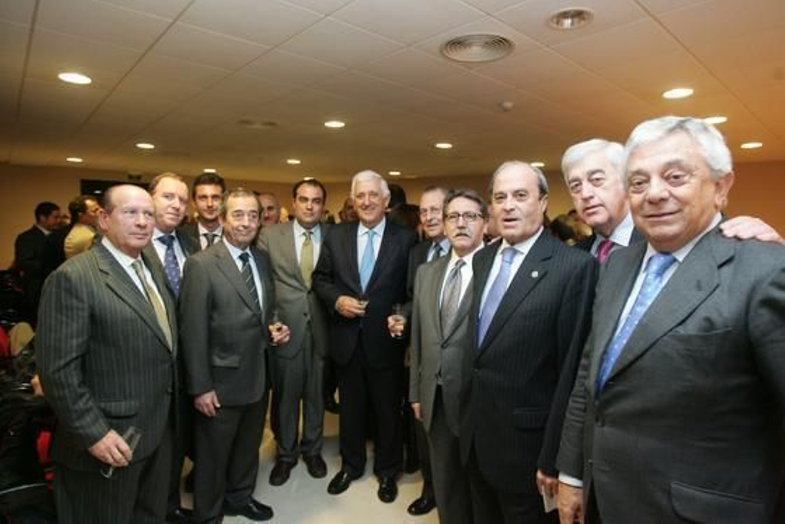 Antonio del Puerto, expresidente de la Cámara jerezana, aparece junto a Juan Núñez, director de la CEC en Jerez; el secretario del Consejo Andaluz de Cámaras, Antonio María Fernández Palacios; Miguel Berraquero, gerente de Diario de Jerez, David Fernández, director de este periódico, el presidente de la Confederación de Empresarios de Andalucía (CEA), Santiago Herrero; el presidente de las Cámara de Jerez, Jesús Medina; el presidente del Consejo Superior de Cámaras, Manuel Teruel, y su homólogo en Andalucía, Antonio Ponce.  Foto: Pascual