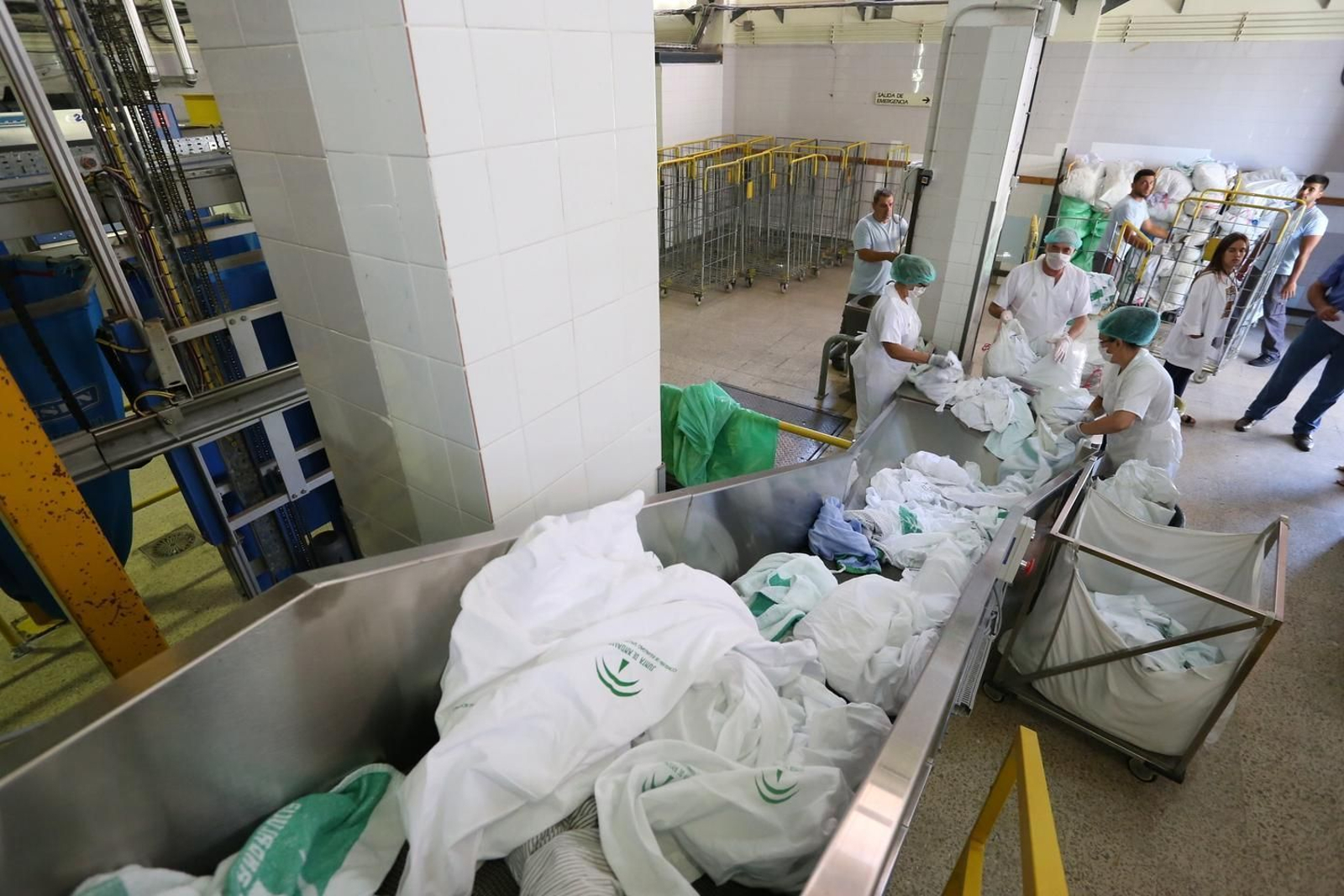 Trabajadoras de la lavandería en el proceso de selección de la ropa sucia.