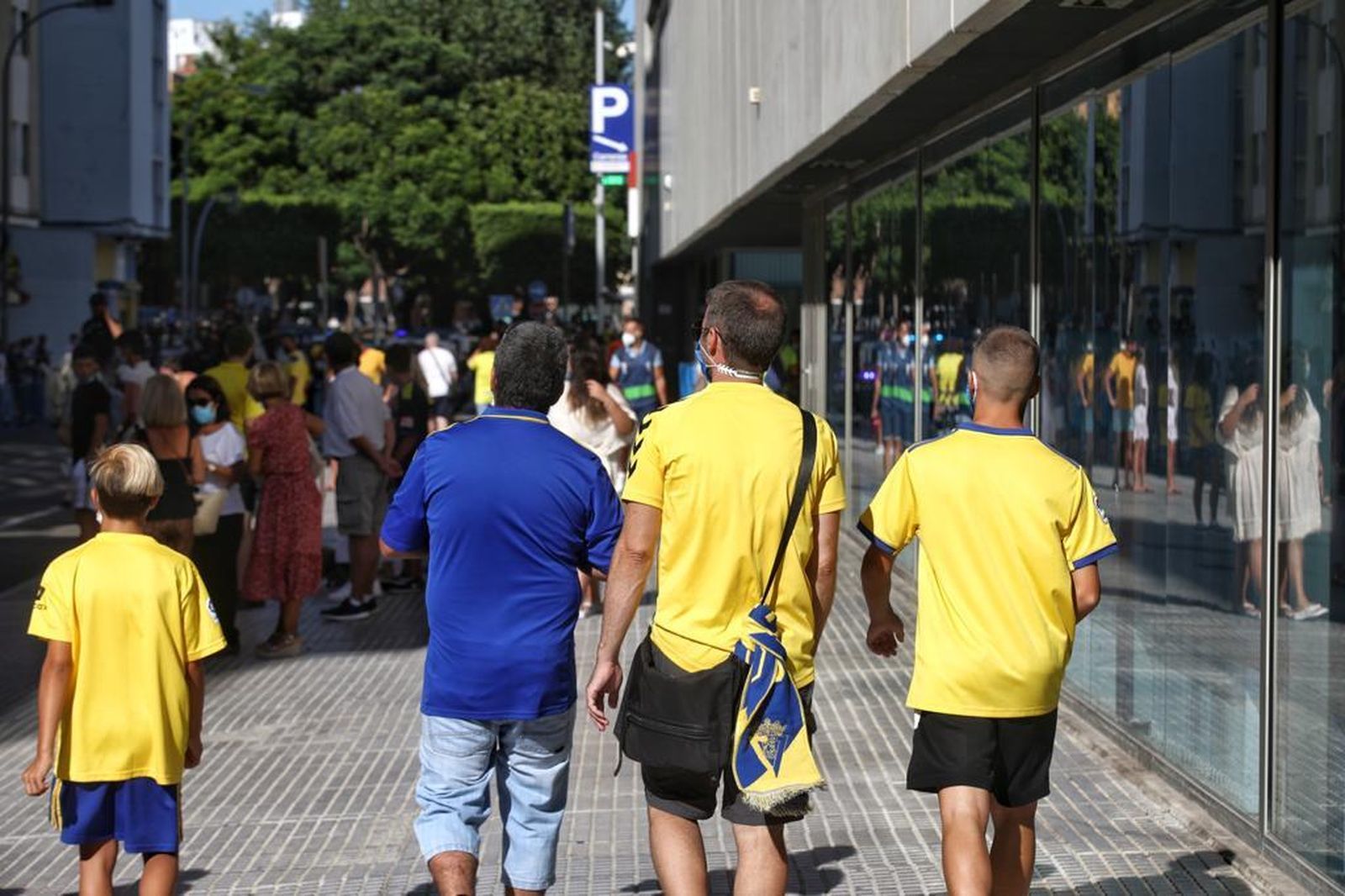 Aficionados cadistas, a las puertas del estadio el día de la final del Trofeo Carranza.