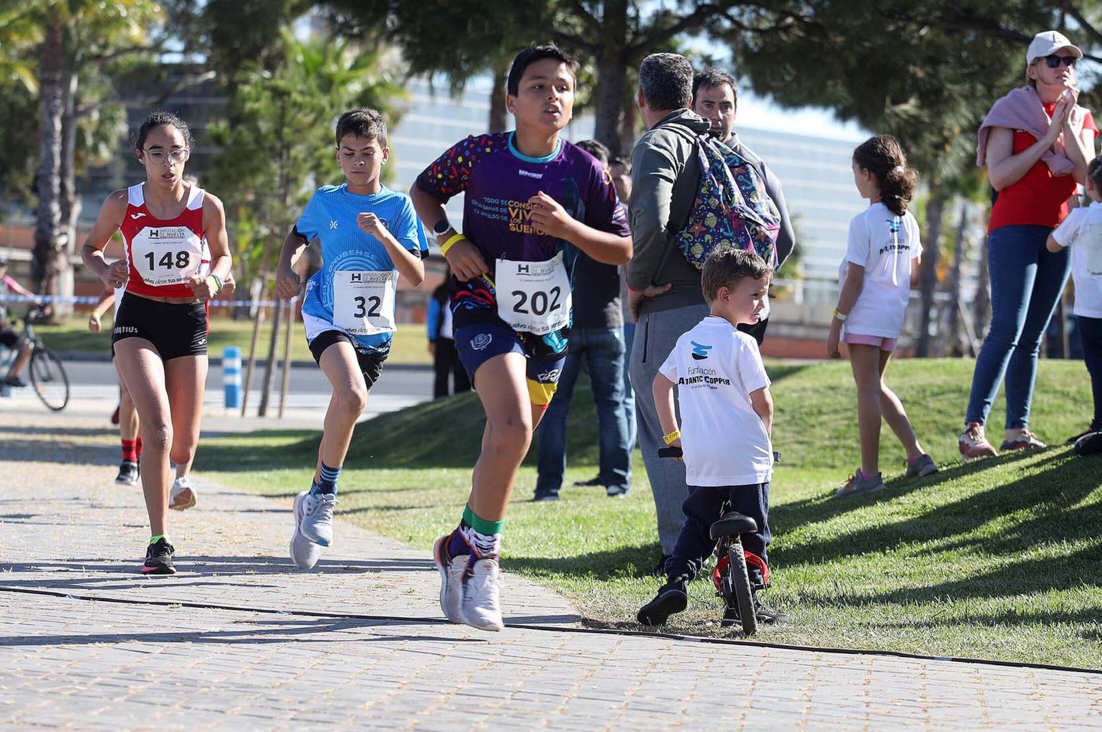 Imágenes de la carrera infantil previa a la "10K Puerta del Descubrimiento"