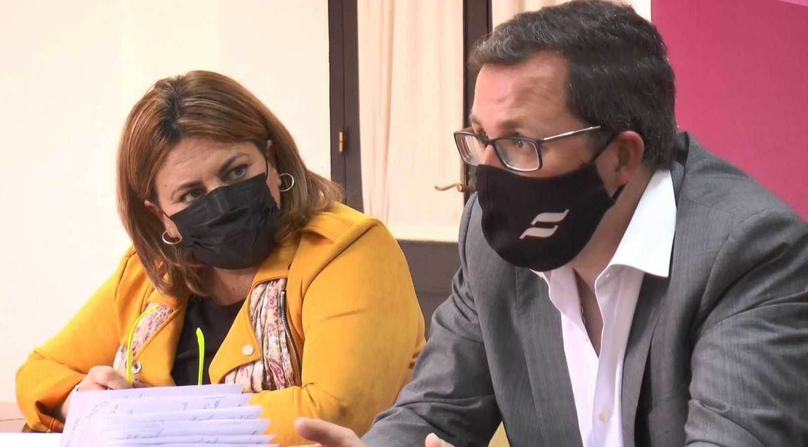 la alcaldesa de Puerto real junto al Secretario de Industria