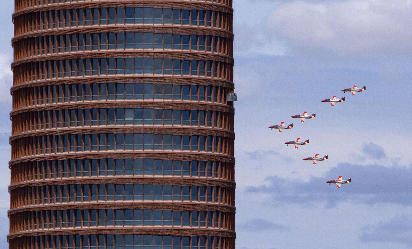 Espectaculares fotos de las acrobacias de la Patrulla Águila: cuatro décadas surcando los cielos