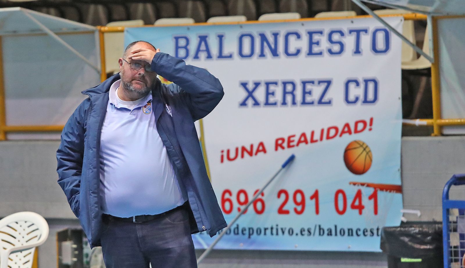 Julián Martínez no tiene bajas para afrontar el partido de ida en Estepona.