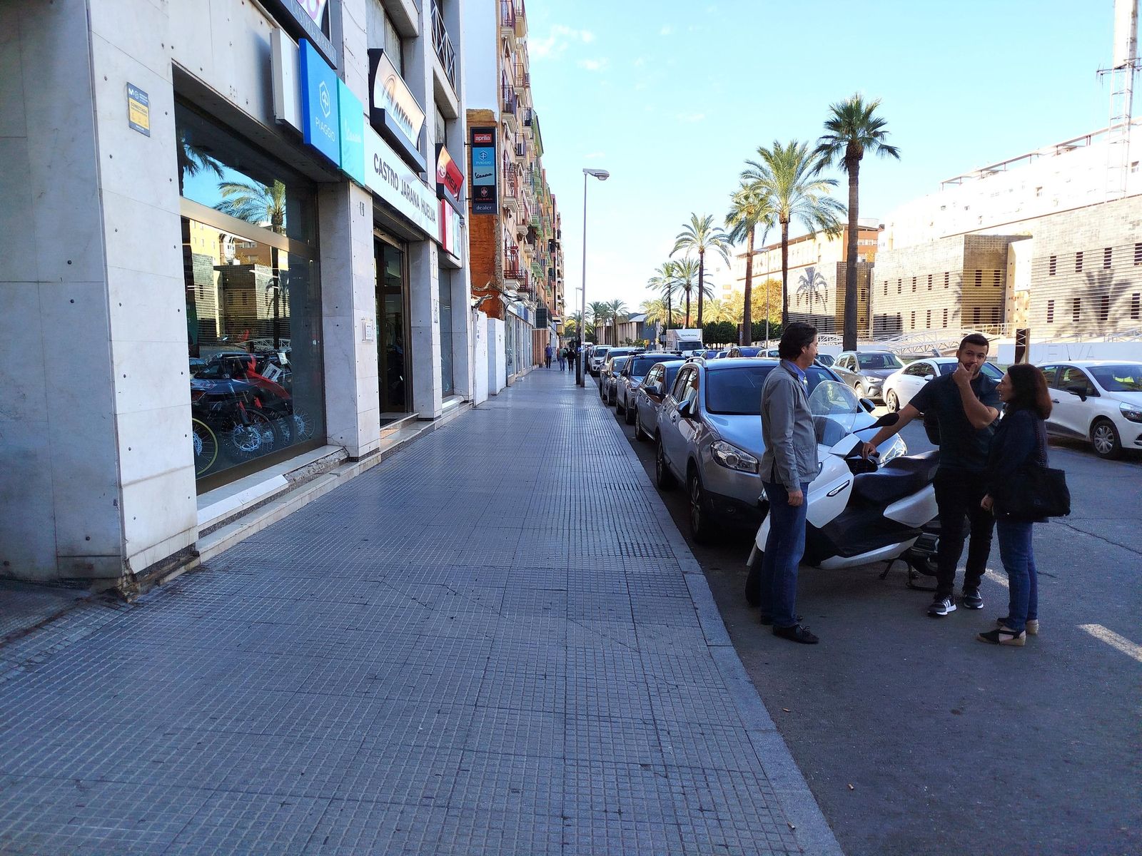 Wenceslao Font habla con dos jóvenes en la Avenida de Alemania.