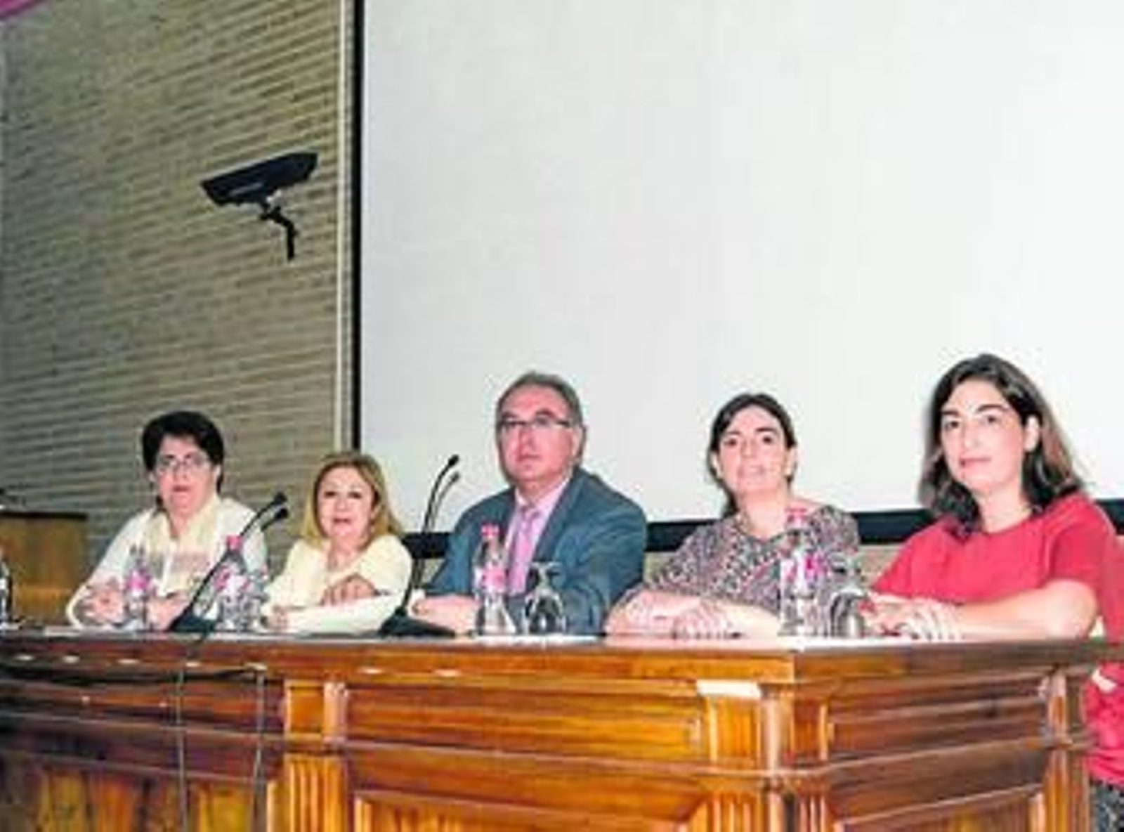 Las doctoras Carmen Vargas, Ángeles Fernández, Núñez García, Marisol Camacho y Velloso.