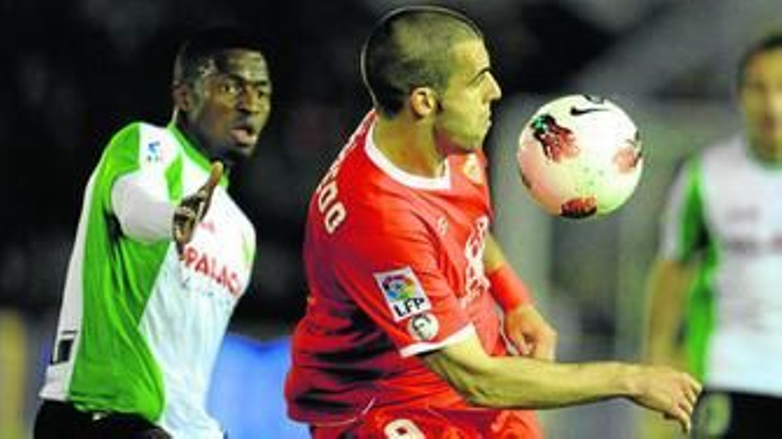 Negredo trata de controlar el balón ante la mirada de Diop.