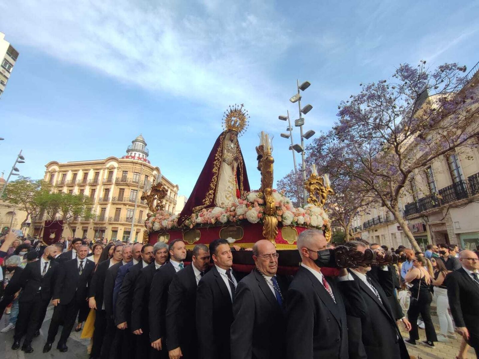 La Virgen del Consuelo procesiona hacia la Catedral con motivo del 75 aniversario fundacional de la Cofradía del Silencio