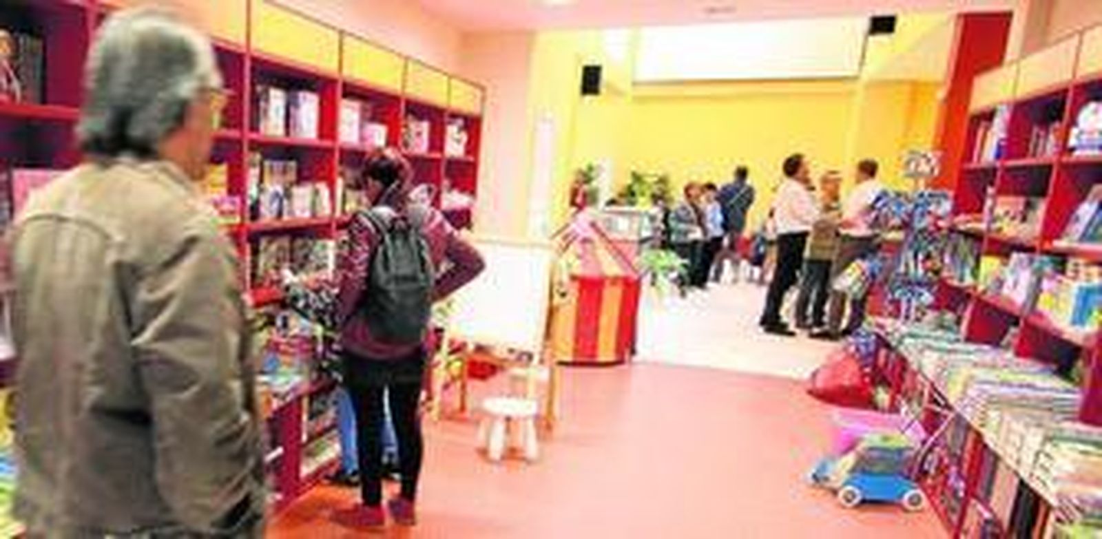 Una de las salas del Beta Book Café Sierpes. Al fondo, la cafetería que incluye el inmueble.