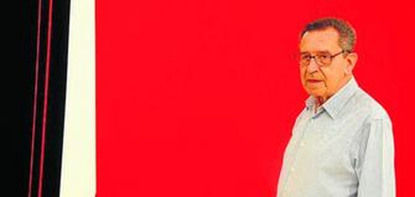 José Soto posa ante la obra 'Escultura', pieza clave de la muestra.