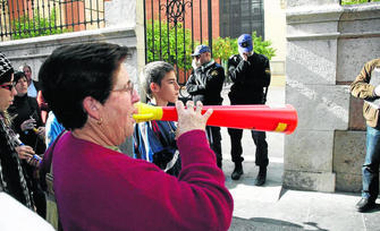 Los vecinos afectados por la problemática Balsa del Sapo se manifestaron en Almería, frente a la Subdelegación del Gobierno.