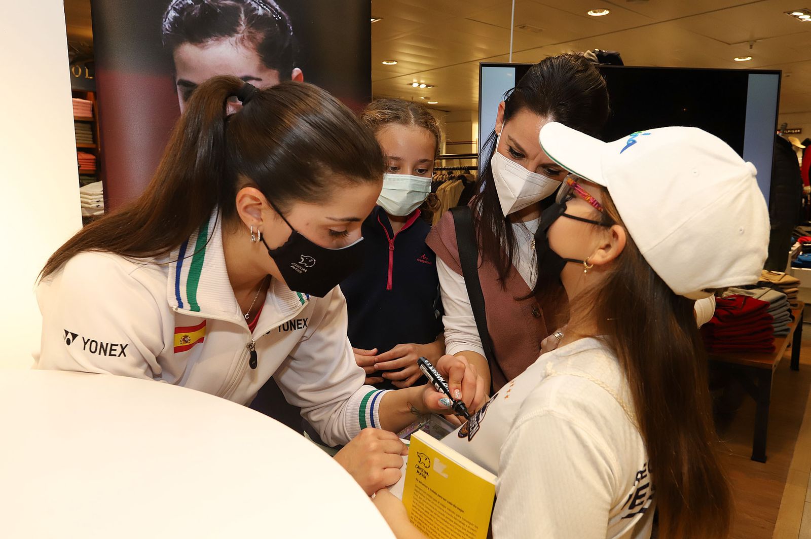 Huelva 2021: Carolina Marín firma autógrafos en el Corte Inglés de Huelva durante el Mundial de Bádminton