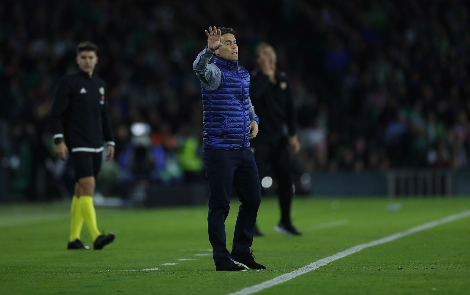 Rubi da instrucciones a sus jugadores durante el encuentro ante el Sevilla.