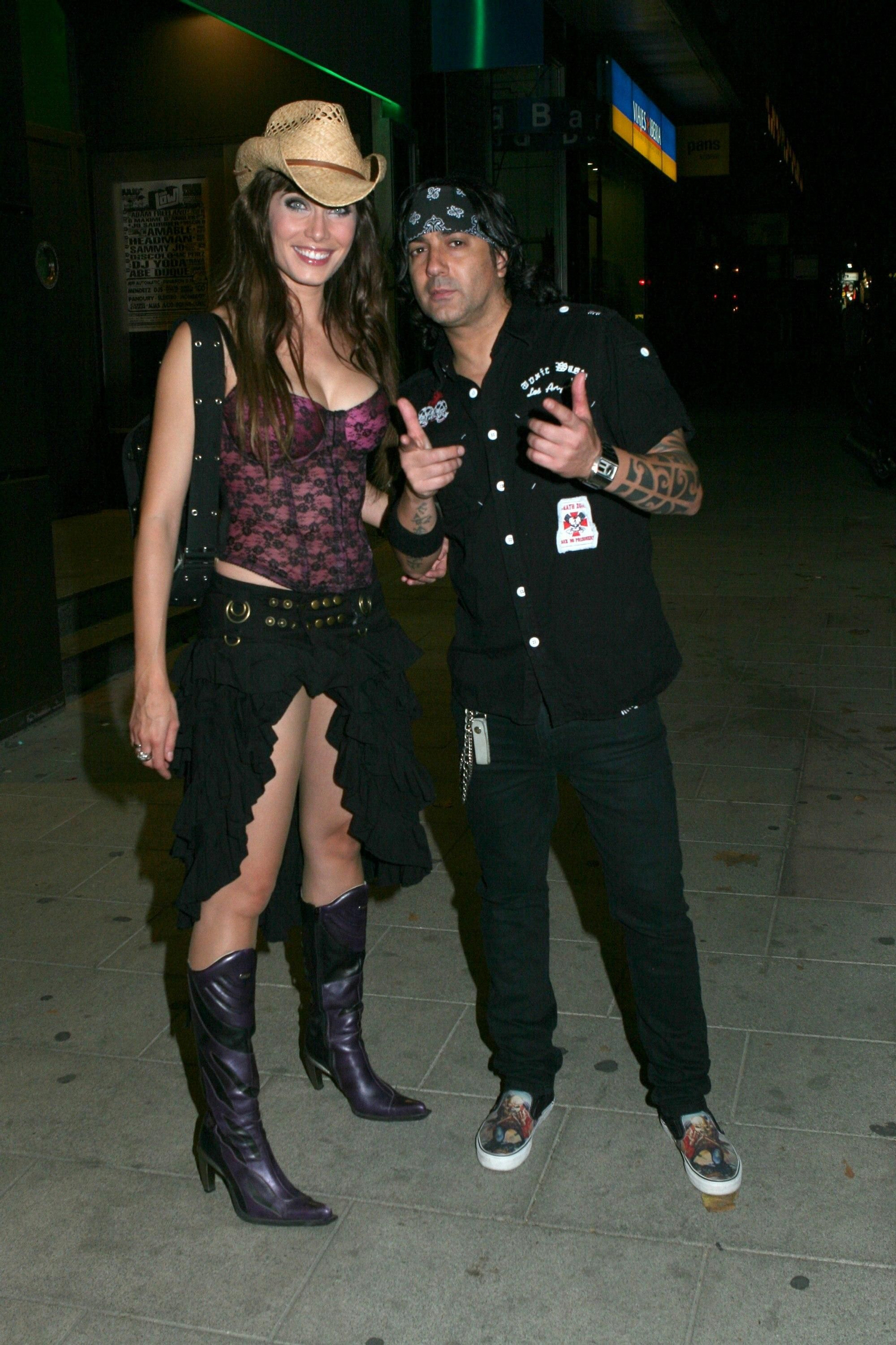 Pilar y 'Molly', cantante del grupo heavy Hamlet.