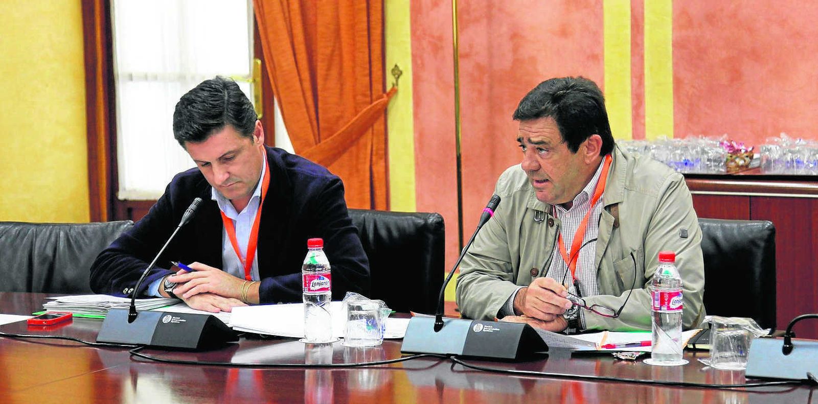 Vicente Pérez y Félix G. ante la Comisión de Hacienda y Presupuestos del Parlamento de Andalucía.