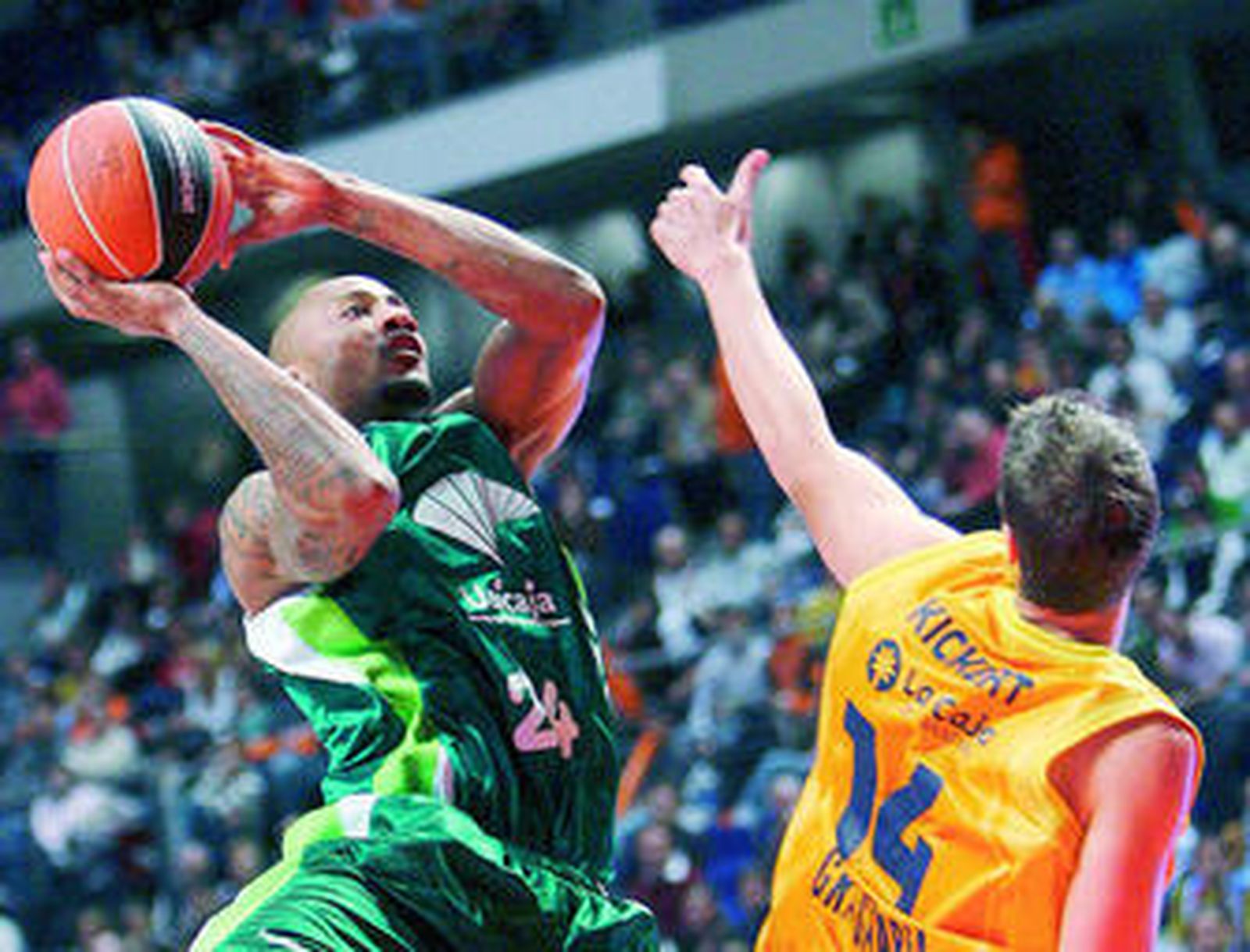Marcus Haislip trata de lanzar a canasta ante Daniel Kickert.