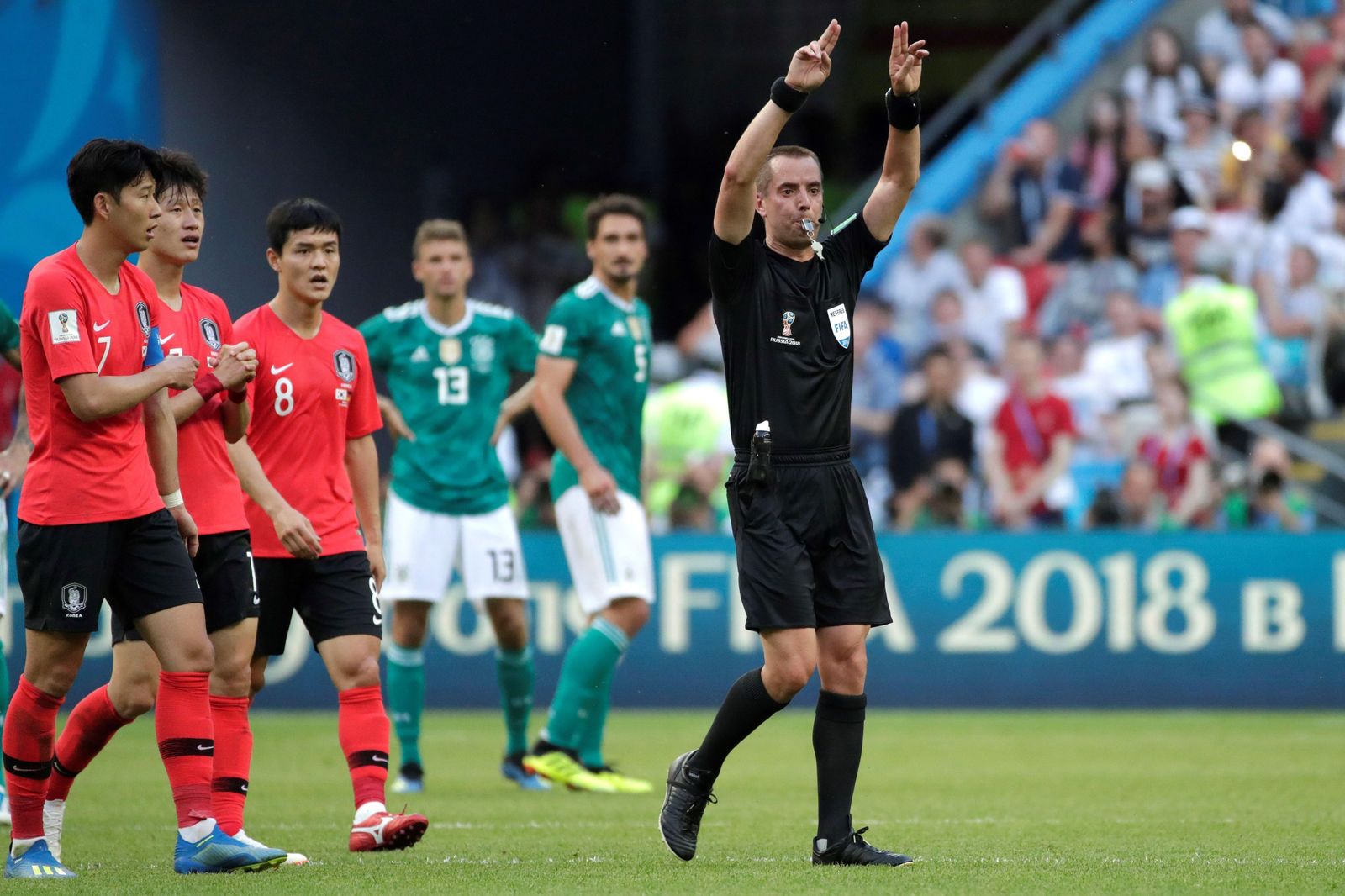 El estadounidense Mark Geiger pide la revisión del VAR.