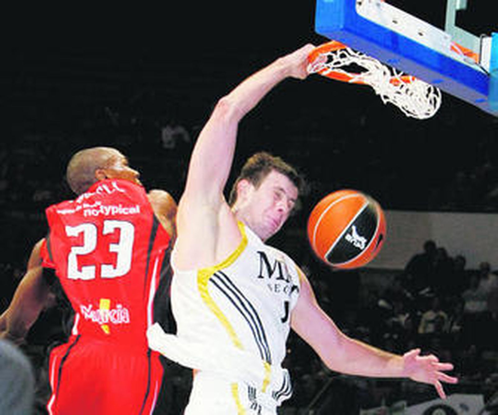 El lituano Lavrinovic machaca ante el estadounidense Powell.