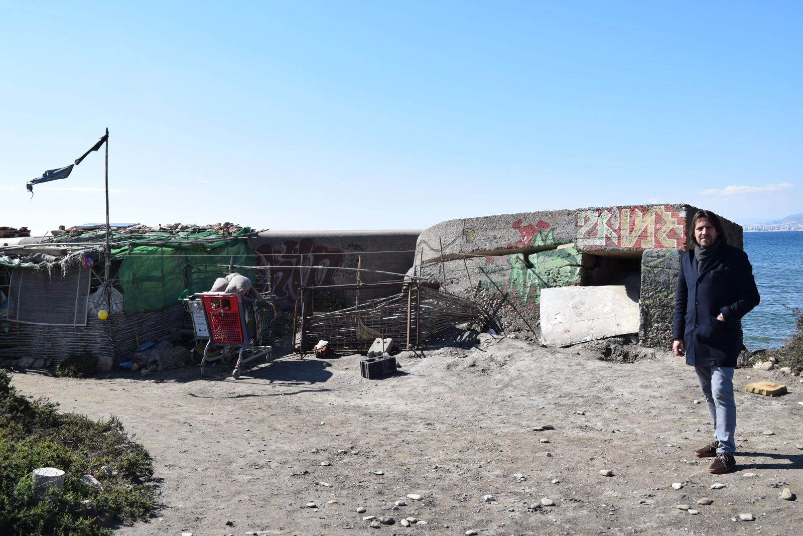 El concejal de Ciudadanos Rafael Burgos muestra las condiciones actuales del conjunto de búnker situado en la desembocadura del río, utilizado como vivienda refugio.