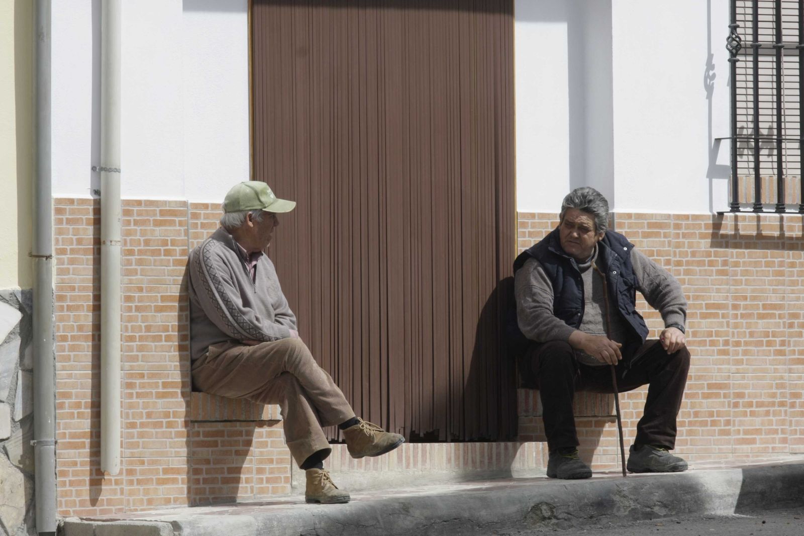 Dos vecinos en Beas de Granada, uno de los municipios beneficiados.