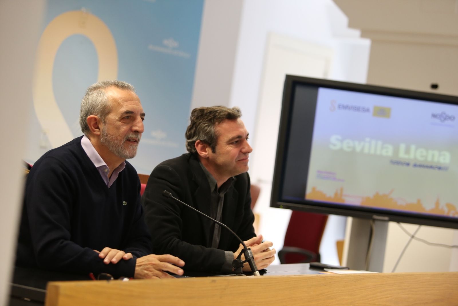 El delegado de Bienestar Social y Empleo, Juan Manuel Flores, y el gerente de Emvisesa, Felipe Castro.