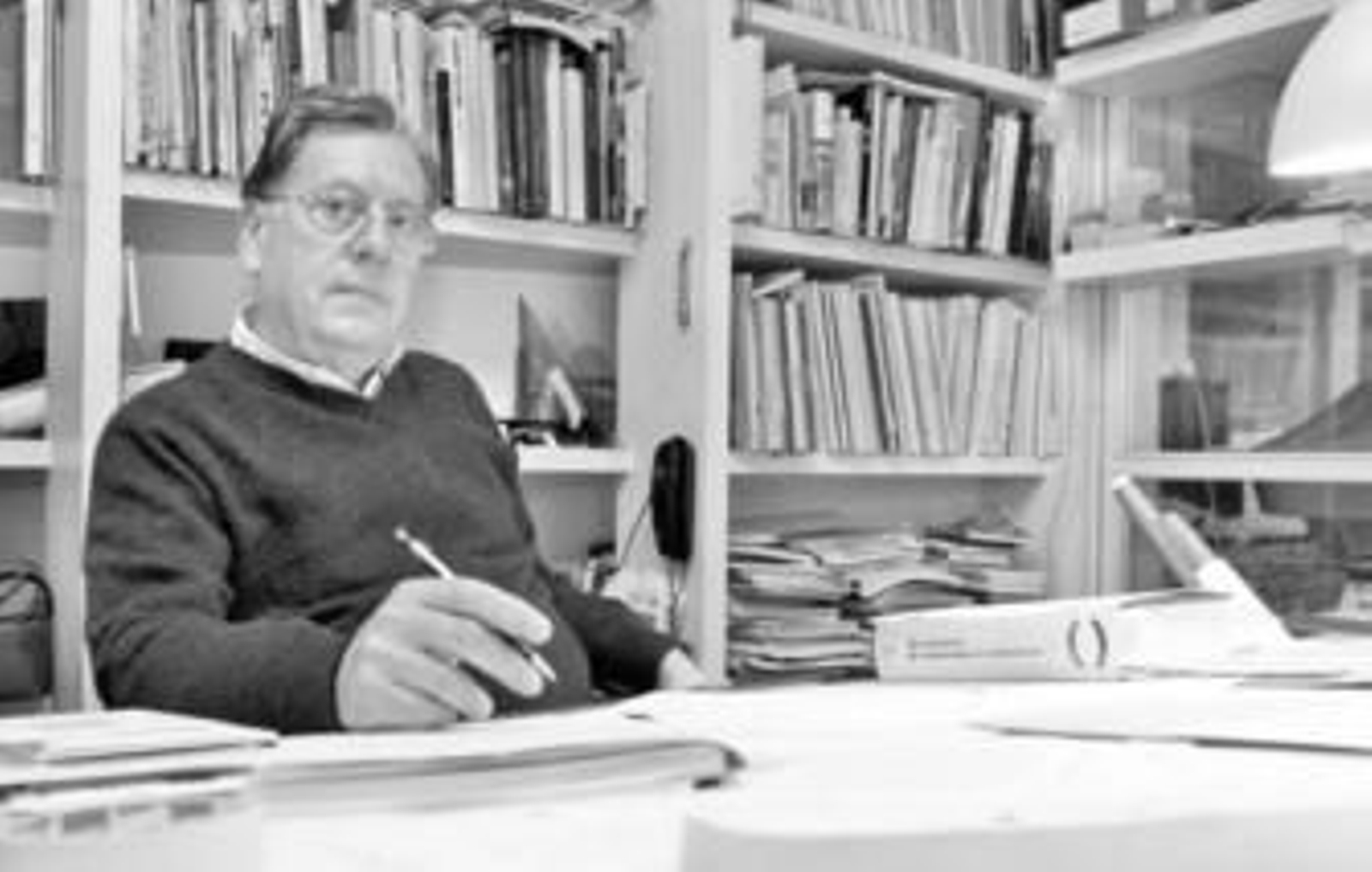 Juan Cuenca, en su mesa de dibujo.