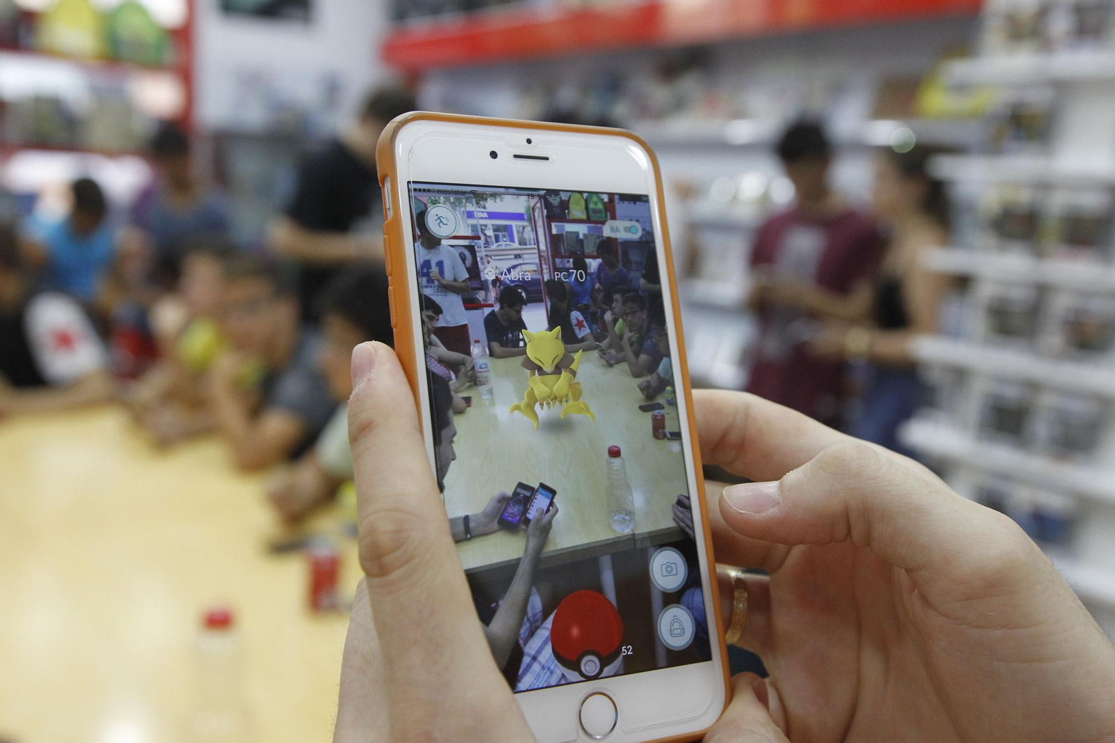 Un usuario juega a Pokemon Go! en Almería.