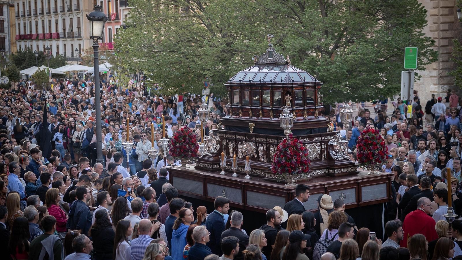 La urna del Santo Sepulcro, a la salida de Santa Ana