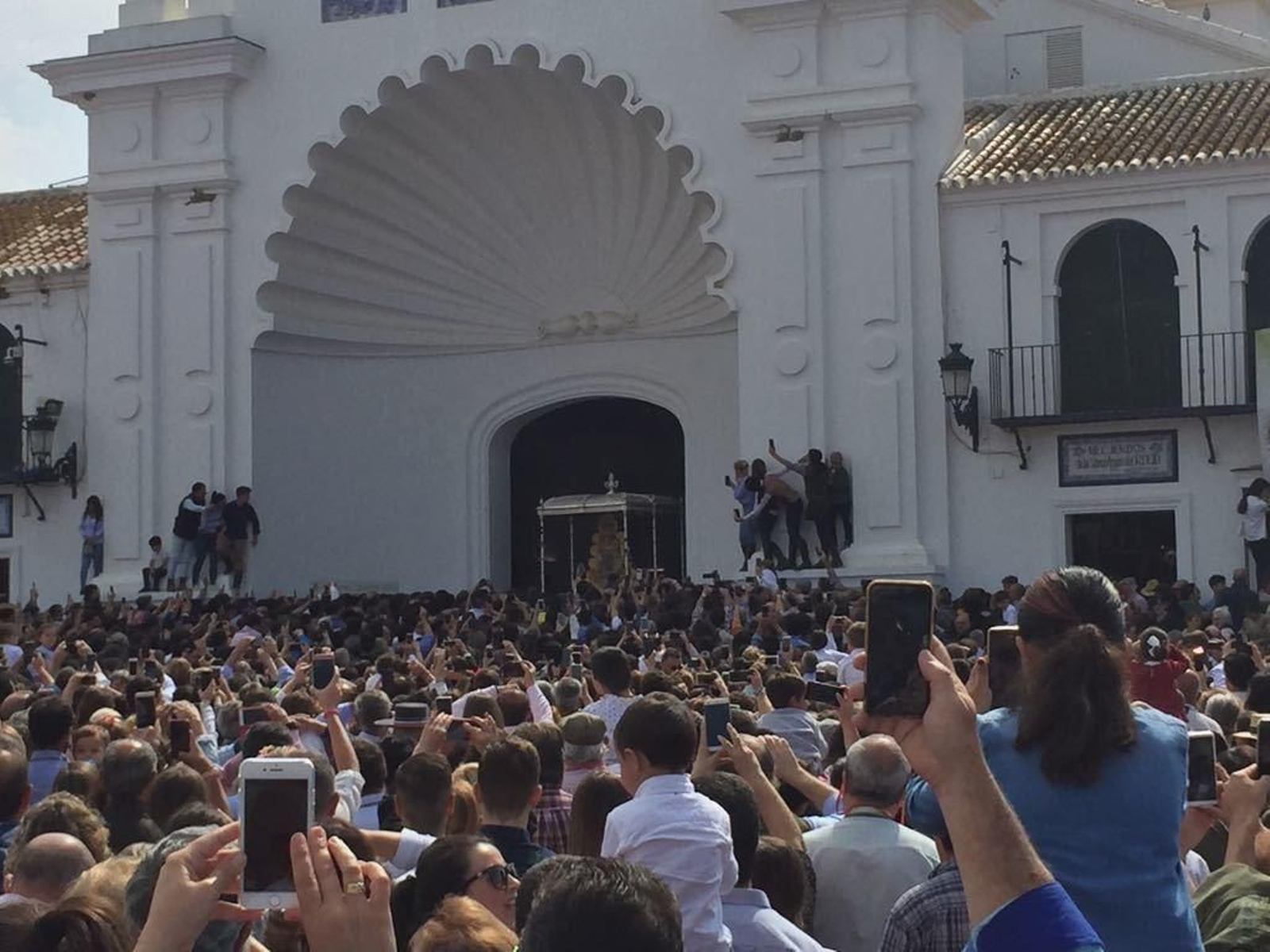 La Virgen del Rocío entra en su templo