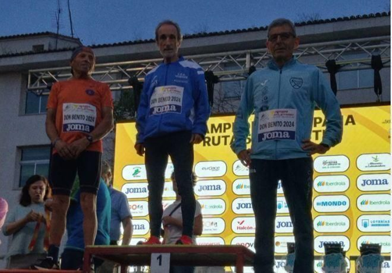 Almagro, a la derecha, en el podio de Don Benito Almagro, a la derecha, en el podio de Don Benito