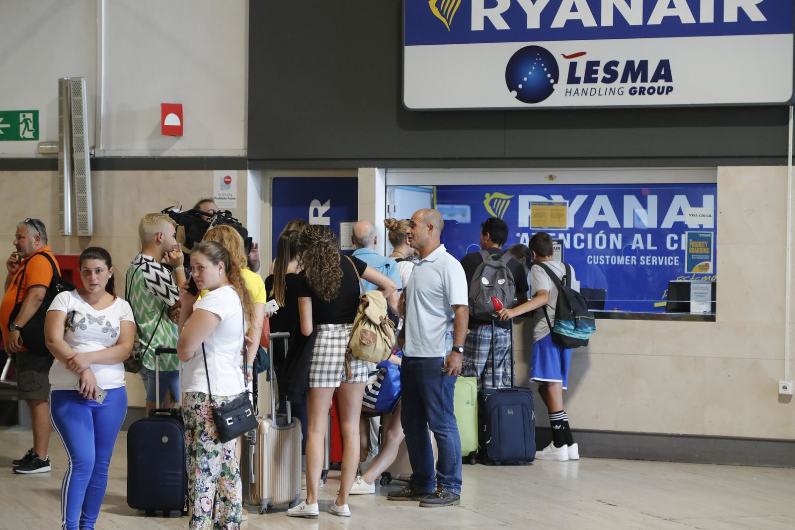 Colas ente los mostradores de Ryanair en el aeropuerto de Sevilla.