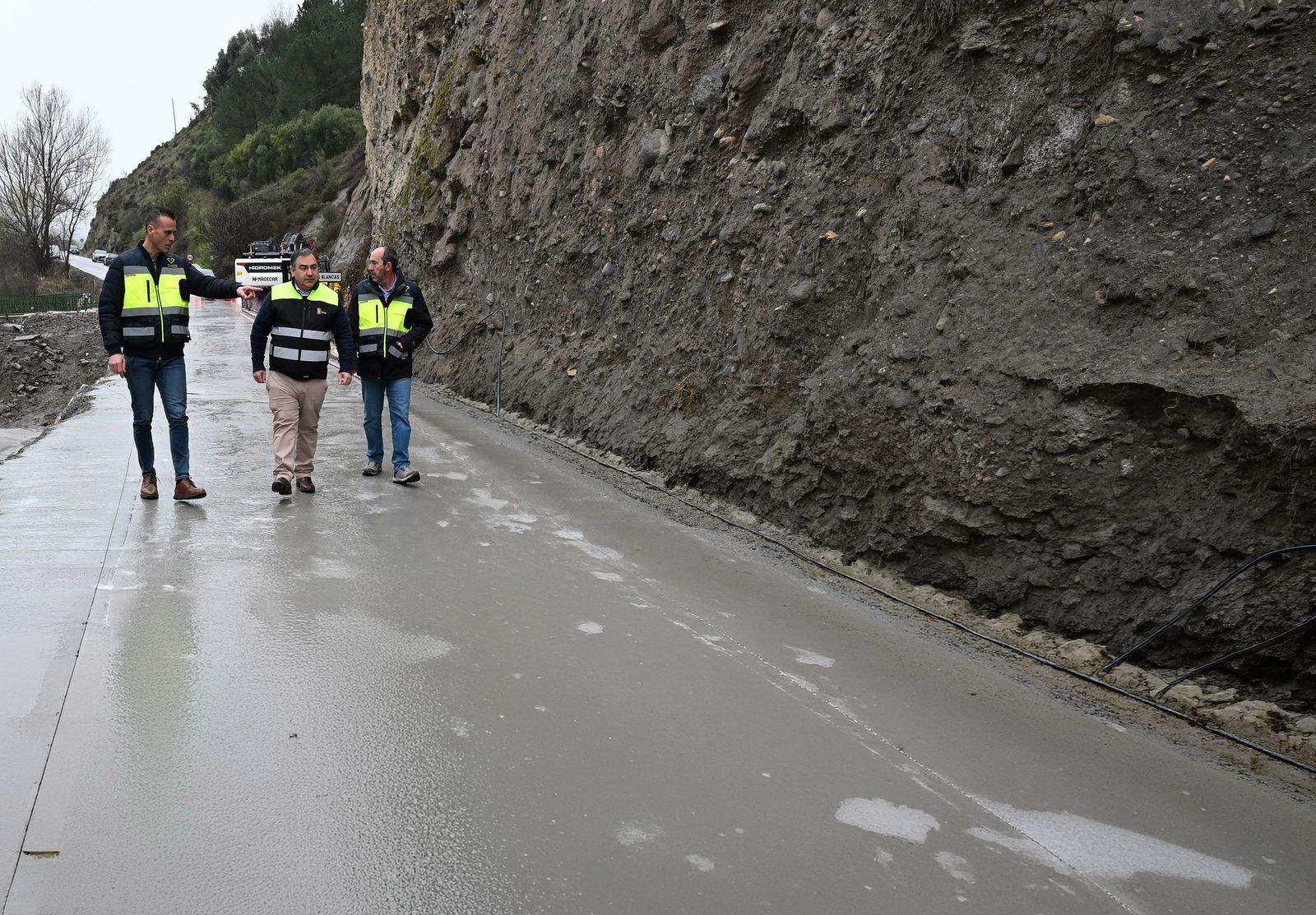 El diputado Eduardo Martos supervisa el trabajo en la carretera GR-3201 en el punto donde se va a reabrir