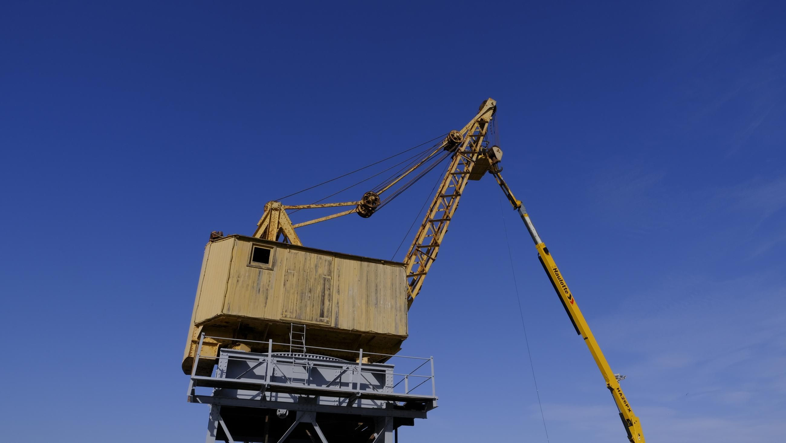 La prueba del izado de la bandera española y las obras del Puerto de Almería, en imágenes
