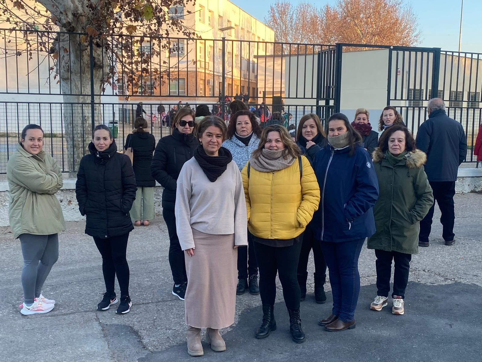 Irene Ruiz y un grupo de madres, a las puertas del colegio de Alcolea.