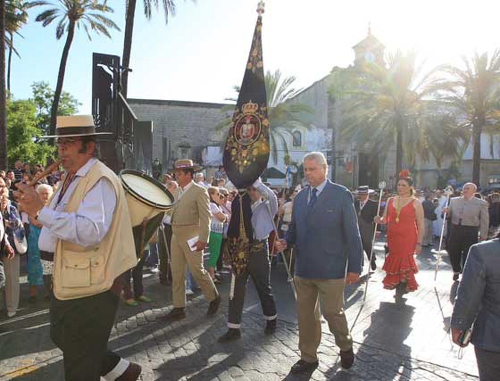 La hermandad rociera, tras asistir a la misa de romeros en Santo Domingo, coloca el Simpecado de Jerez en la carreta e inicia el camino hacia la aldea de El Rocío

Foto: Juan Carlos Toro