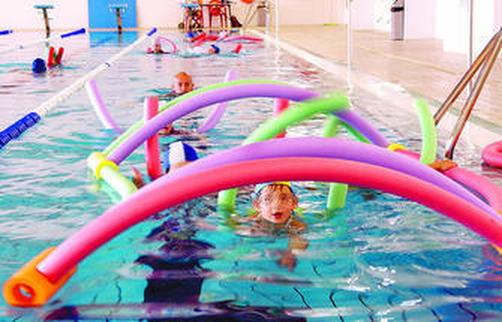 Ante el frío, la piscina de la UAL se llena de niños