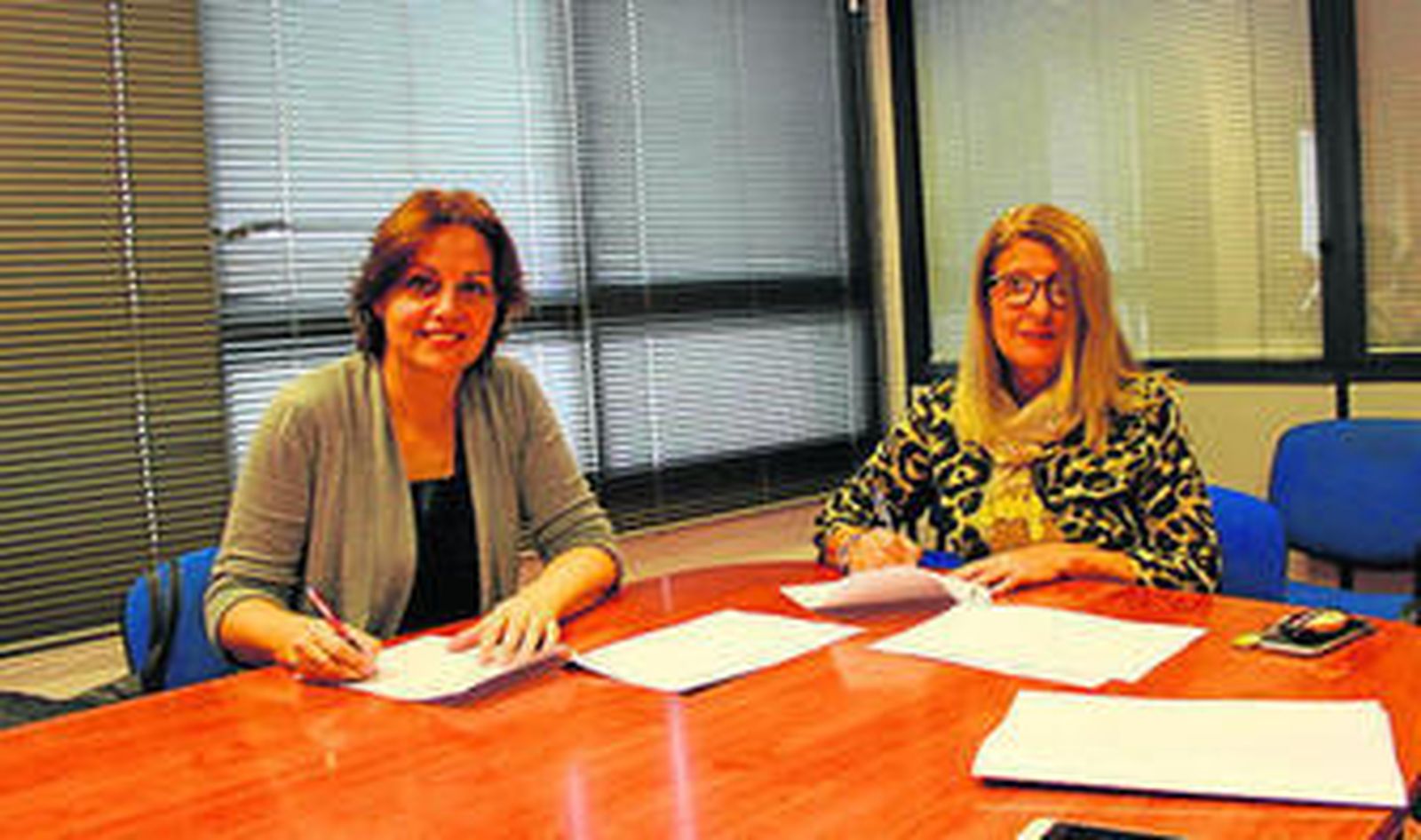 Un momento de la firma entre Cáritas y el Ayuntamiento.