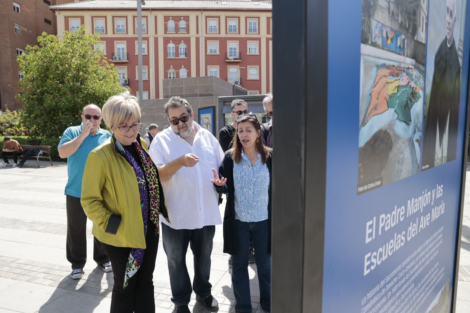 Imagen de la inauguración de la exposición en el paseo del Violón de Granada