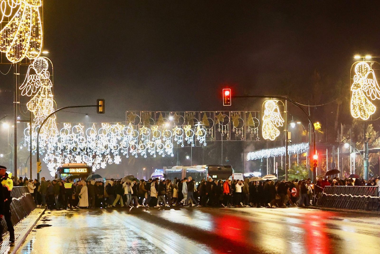 Decenas de transeúntes cruzando de Calle Larios a la plaza de la Marina.