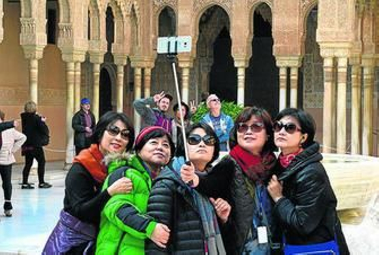 El palo selfie se ha convertido en una herramienta indispensable entre los avezados turistas.