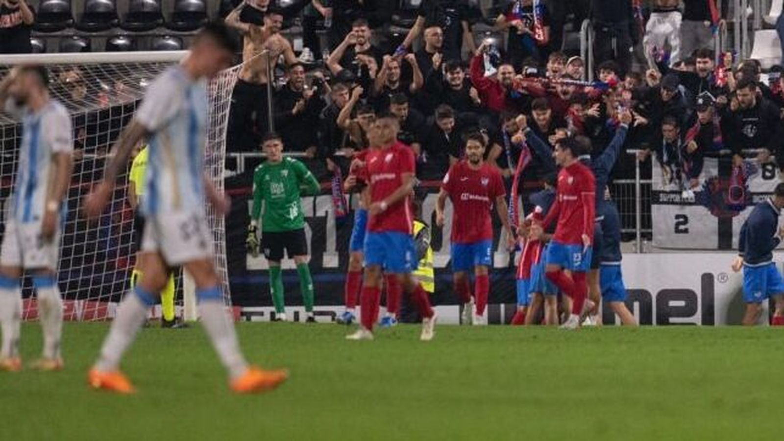 Jugadores del Estepona celebran el gol con el que eliminaron de la Copa al Málaga en el Ciudad de La Línea