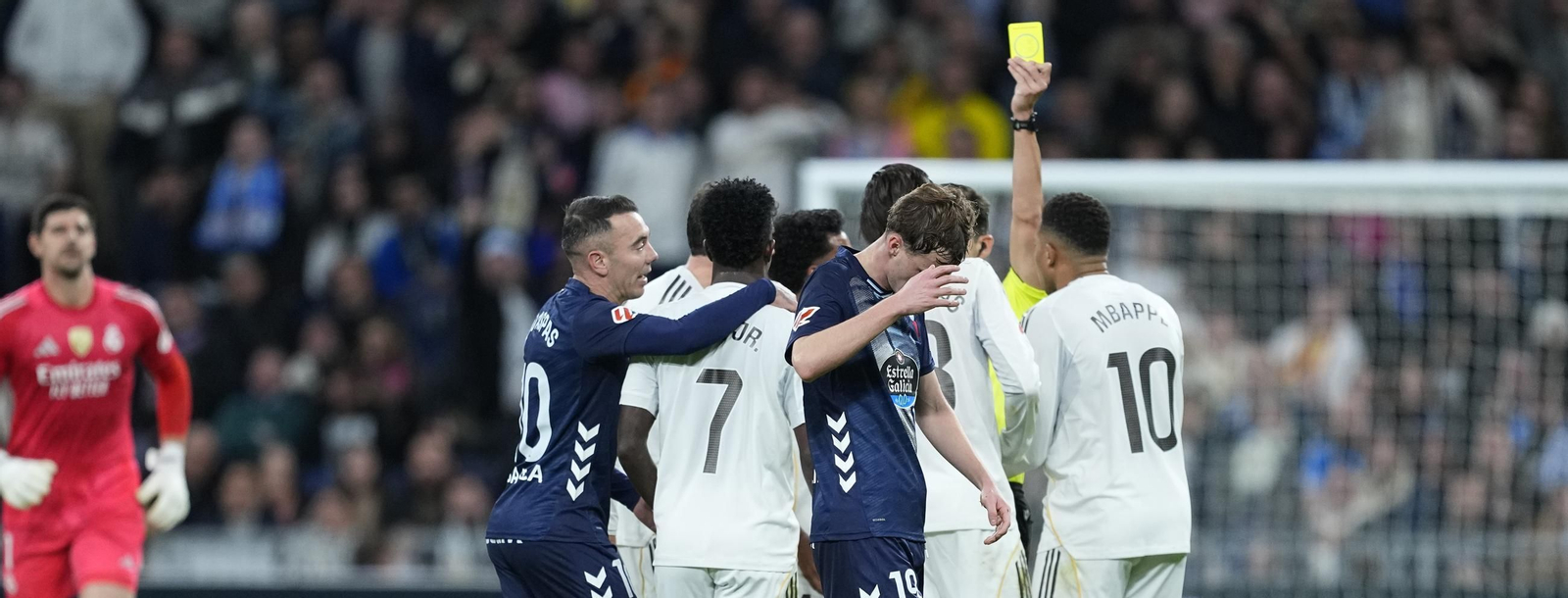 El onubense Alejandro Quintero González muestra una cartulina amarilla a un madridista.