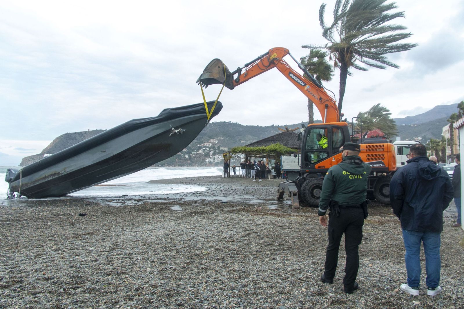 Una narcolancha que el temporal ha arrastrado esta semana a la playa de La Herradura