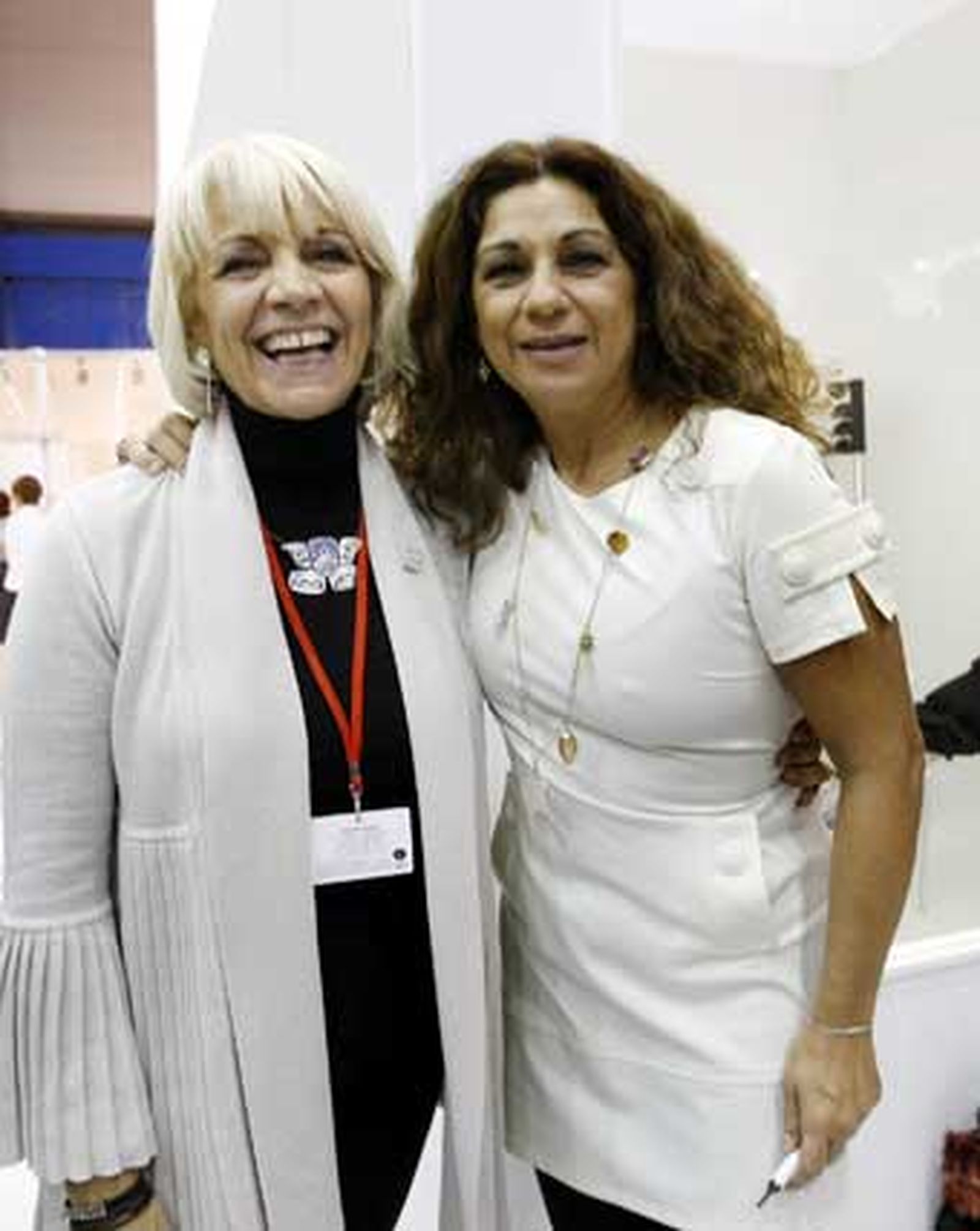 La Alcaldesa de Cádiz, Teófila Martínez, en compañía de la artista Lolita

Foto: Fito Carreto