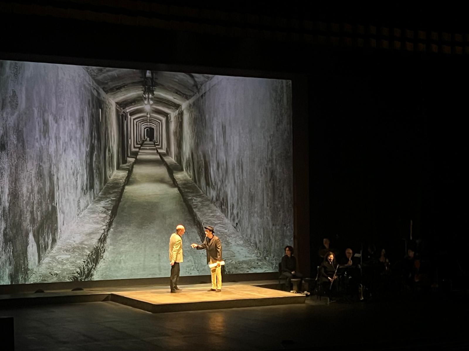 Kikín  Fernández y Fernando Labordeta con los refugios de la Guerra de fondo.